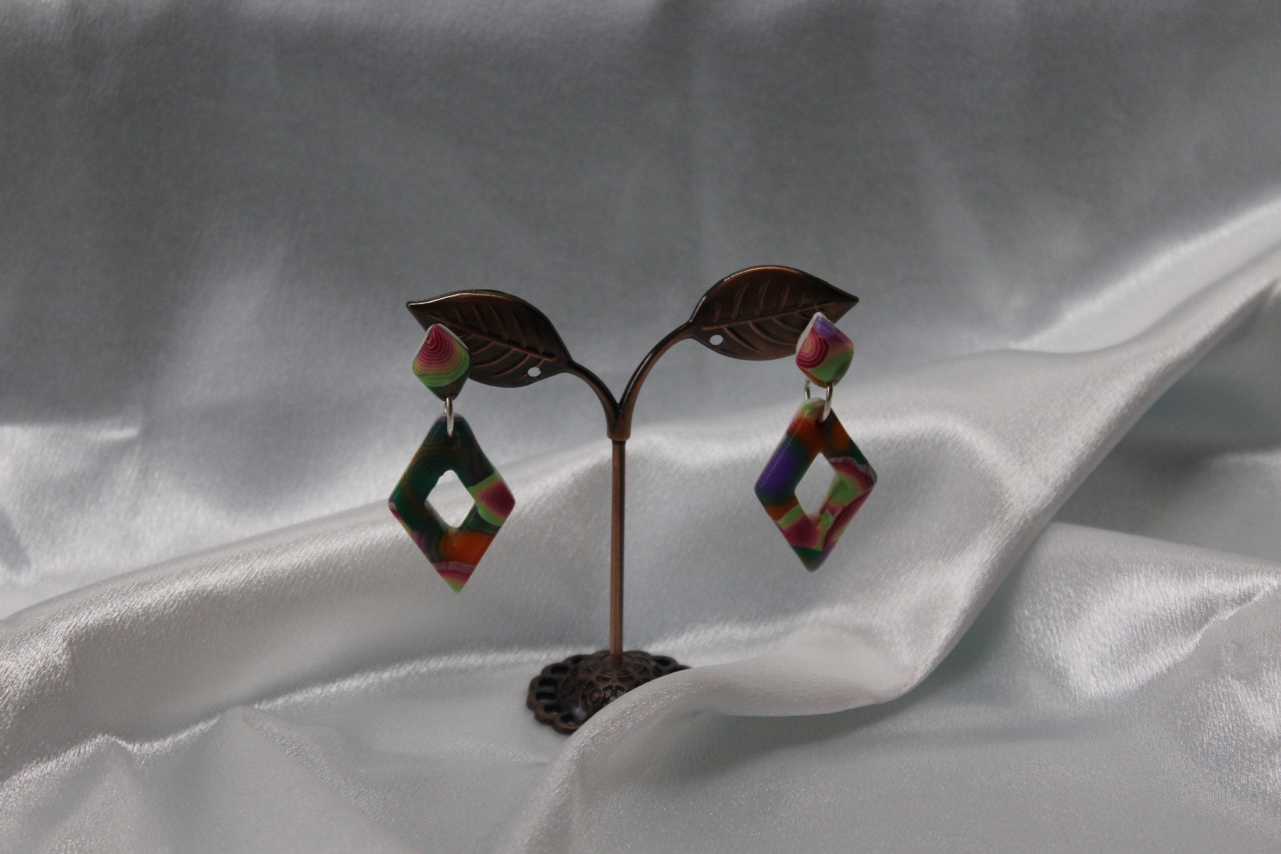Boucle-Oreille-Pendente-Triangle-Creux-Polymere-Multicolores