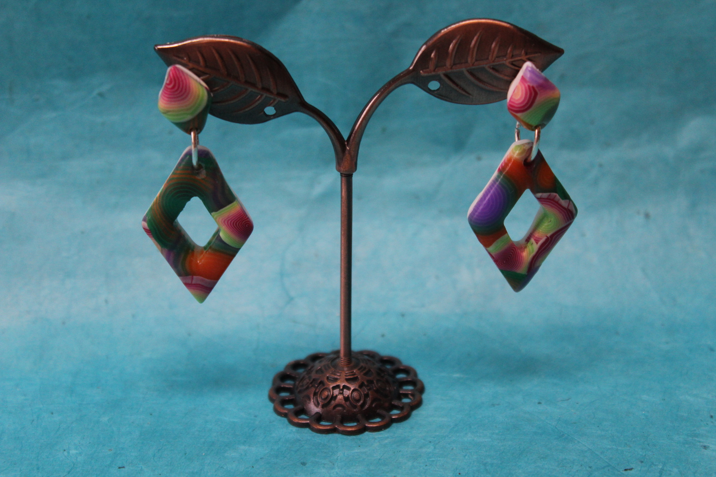Boucle-Oreille-Pendente-Triangle-Creux-Polymere-Multicolores (5)