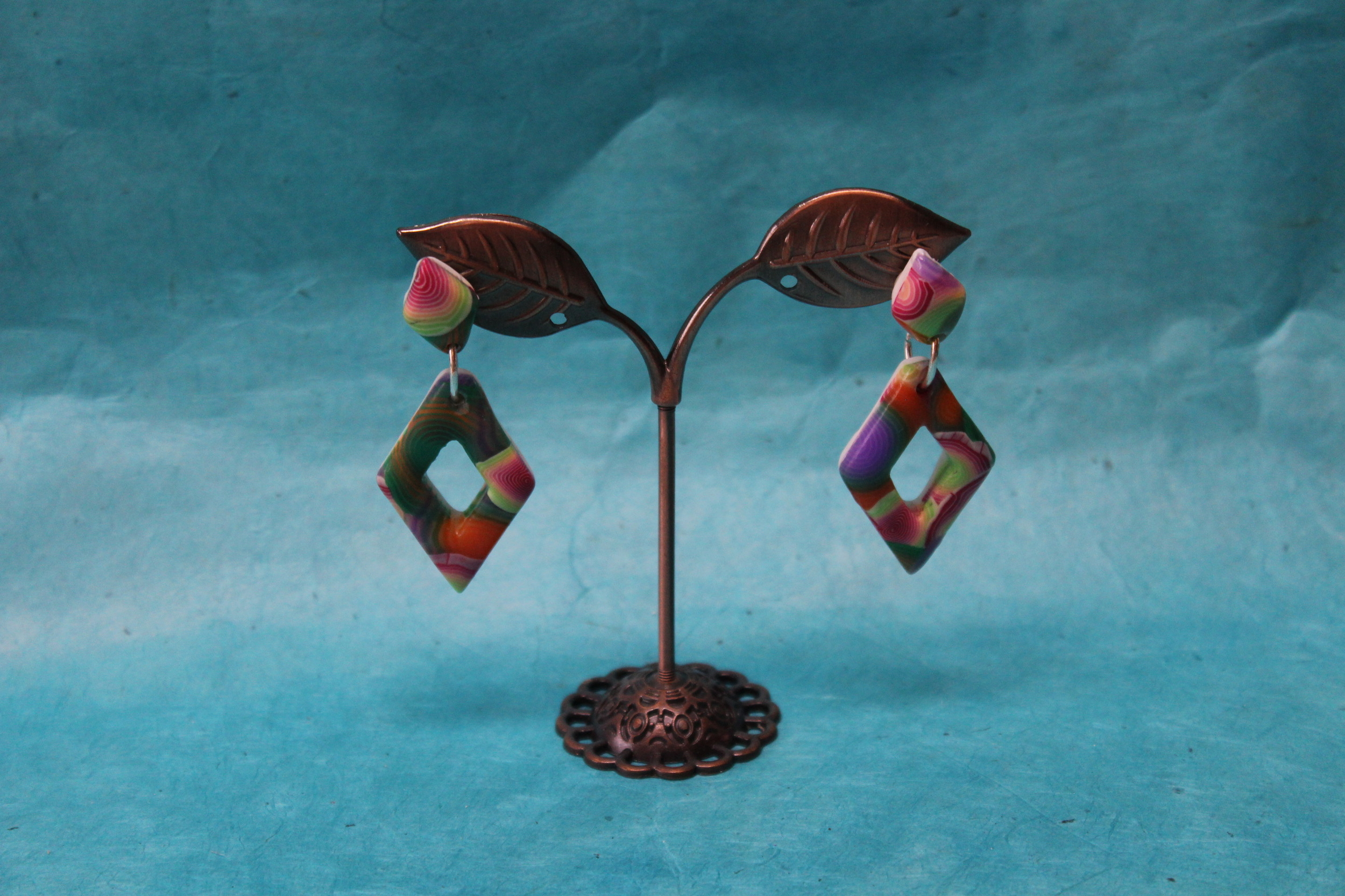 Boucle-Oreille-Pendente-Triangle-Creux-Polymere-Multicolores (4)
