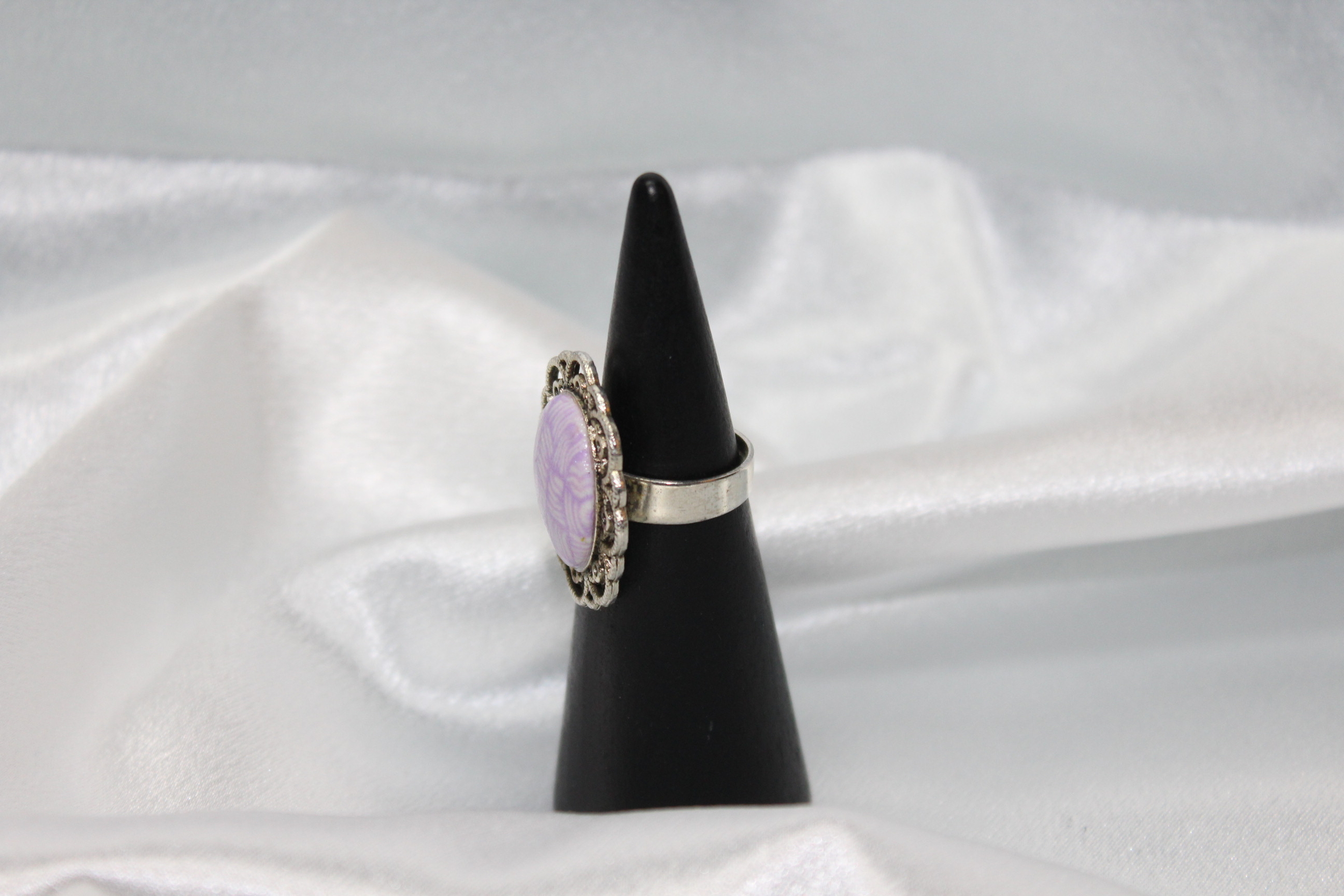 Bague-Support-Fleur-Acier-Polymere-Blanche-Violette (3)