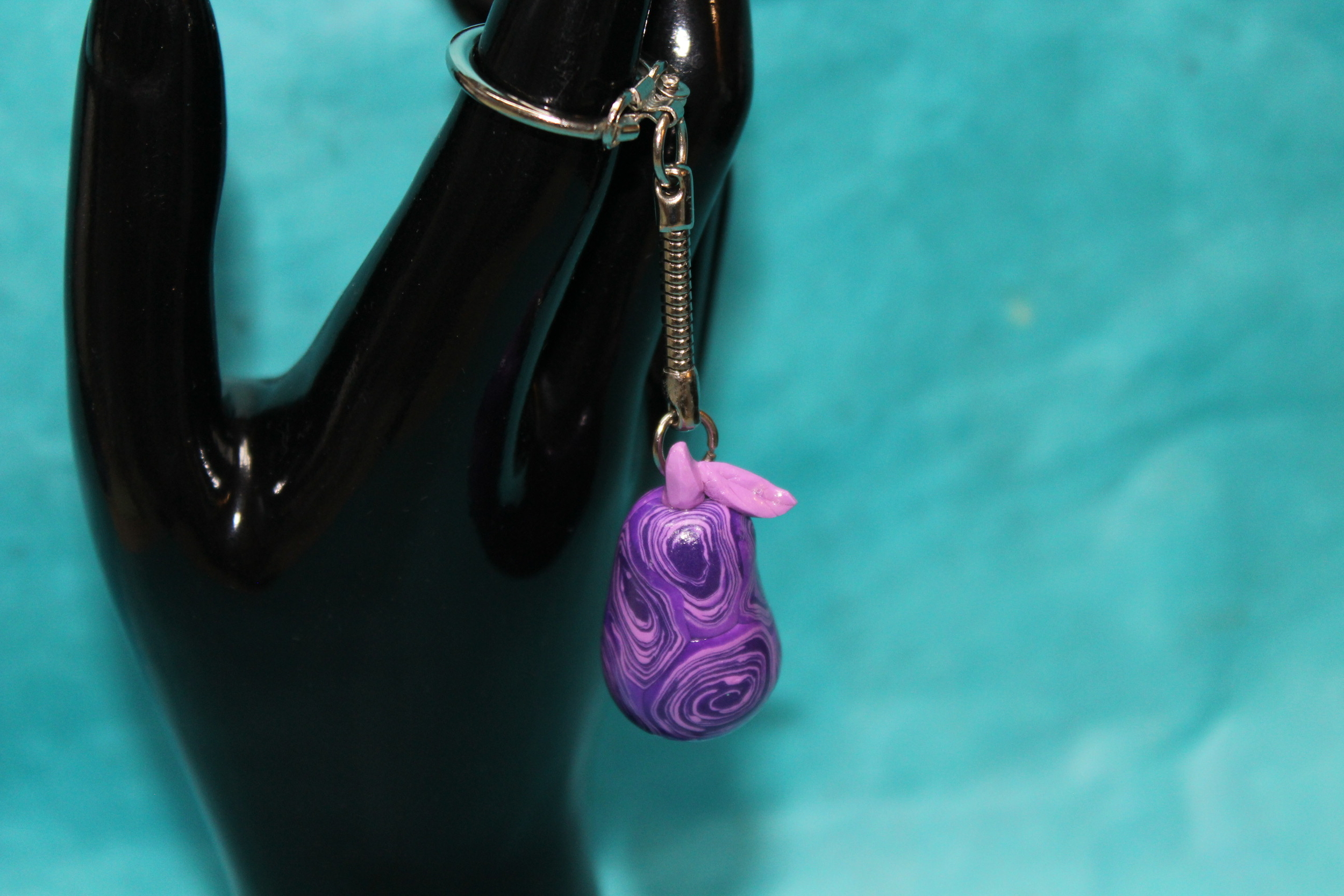 Porte-Cle-Poire-Polymere-Rose-Violet (3)