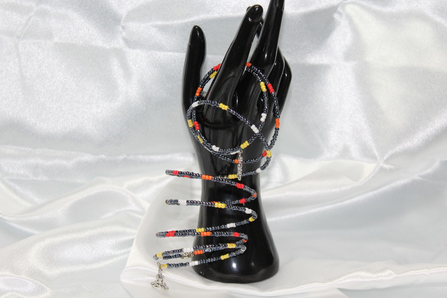 Bracelet-Multi-Rangs-Perles-Rocailles-Noir-Rouge-Orange-Jaune-Blanche-Breloques-Zen (2)