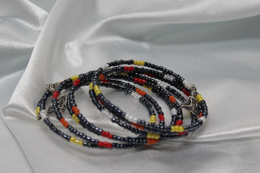 Bracelet-Multi-Rangs-Perles-Rocailles-Noir-Rouge-Orange-Jaune-Blanche-Breloques-Zen (4)