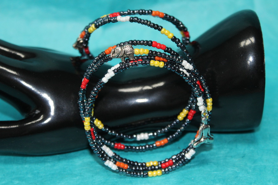 Bracelet-Multi-Rangs-Perles-Rocailles-Noir-Rouge-Orange-Jaune-Blanche-Breloques-Zen (7)