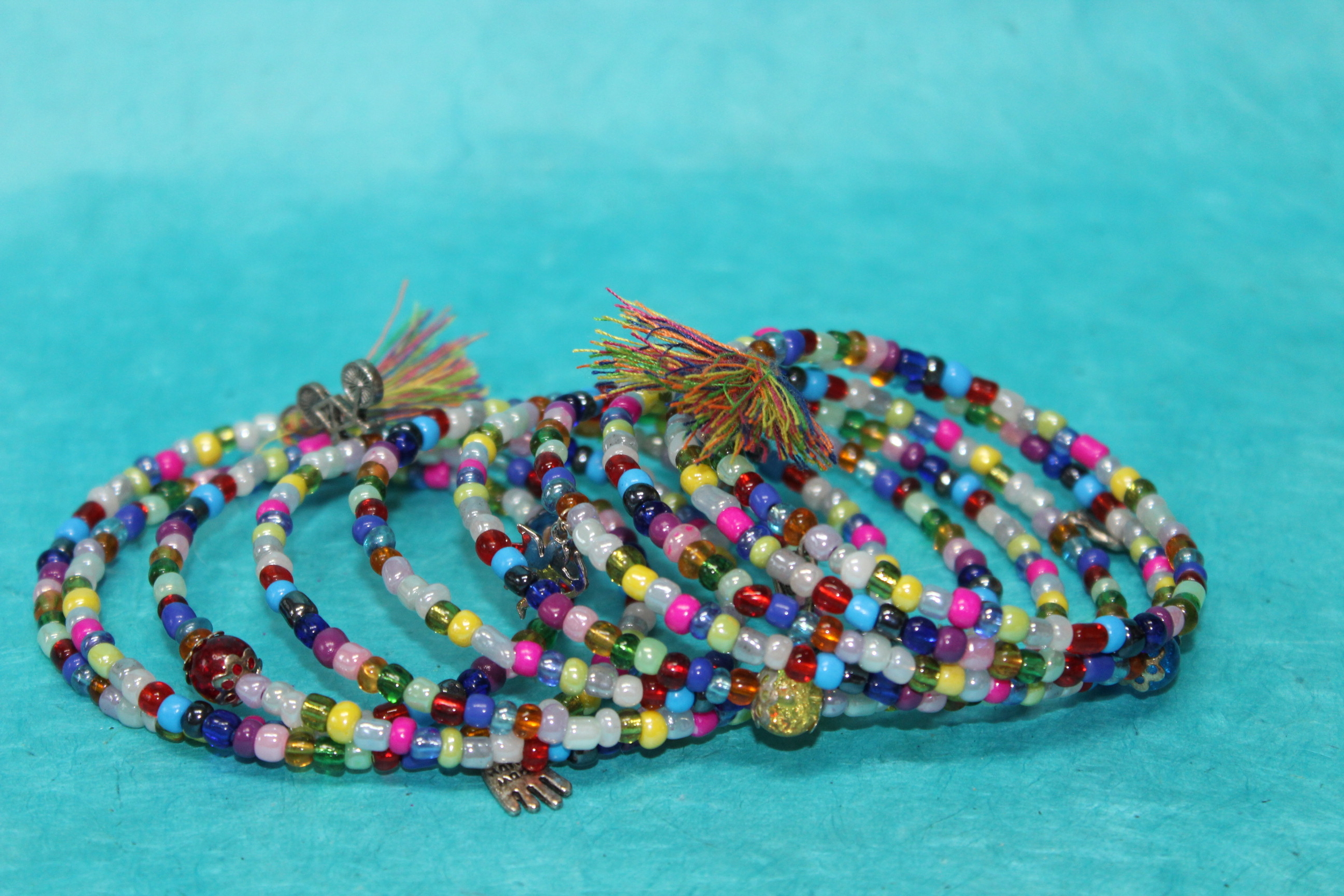 Bracelet-Multi-Rangs-Divers-Perles-Multicolores-Petits-Pompons (3)