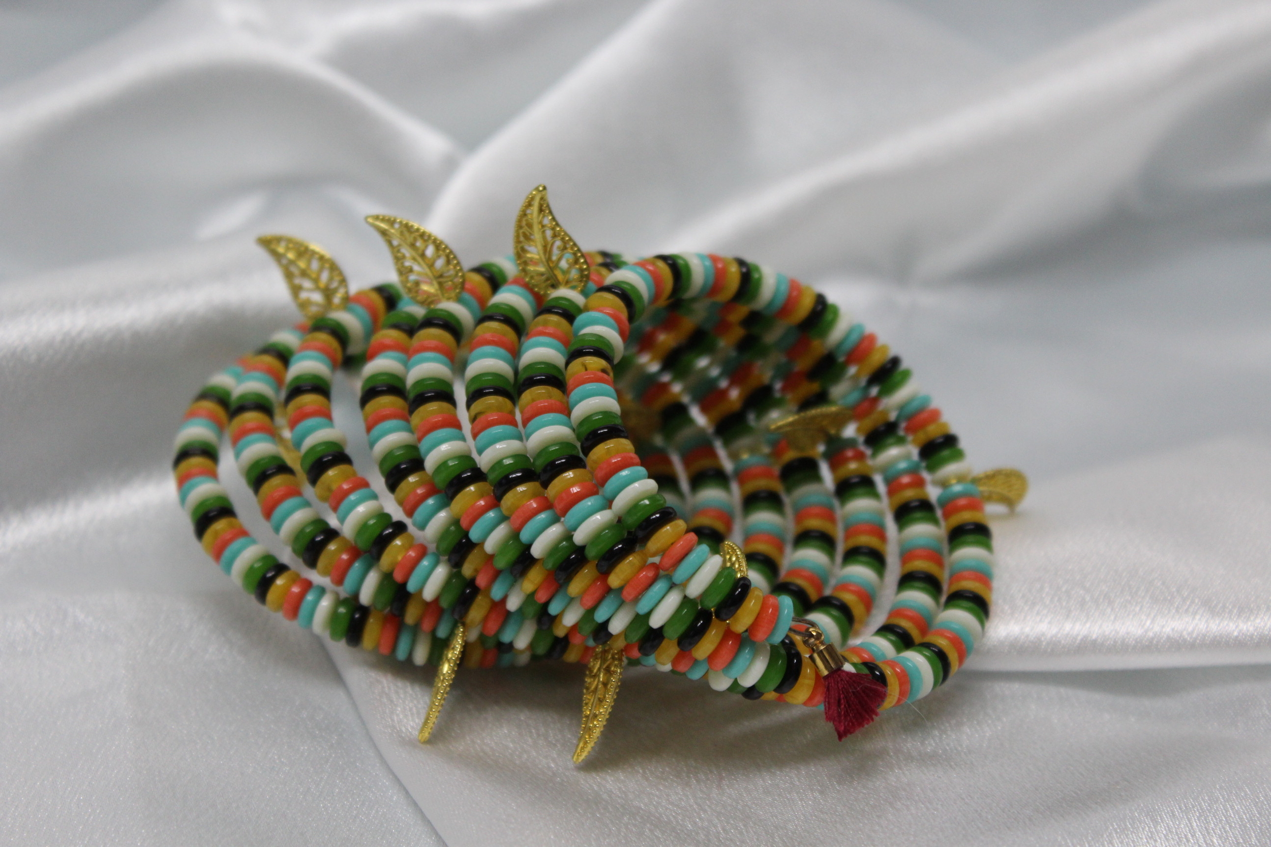 Bracelet-Mumlti-Rangs-Perles-Resine-Multicolores-Breloques-Feuilles-Dore (4)