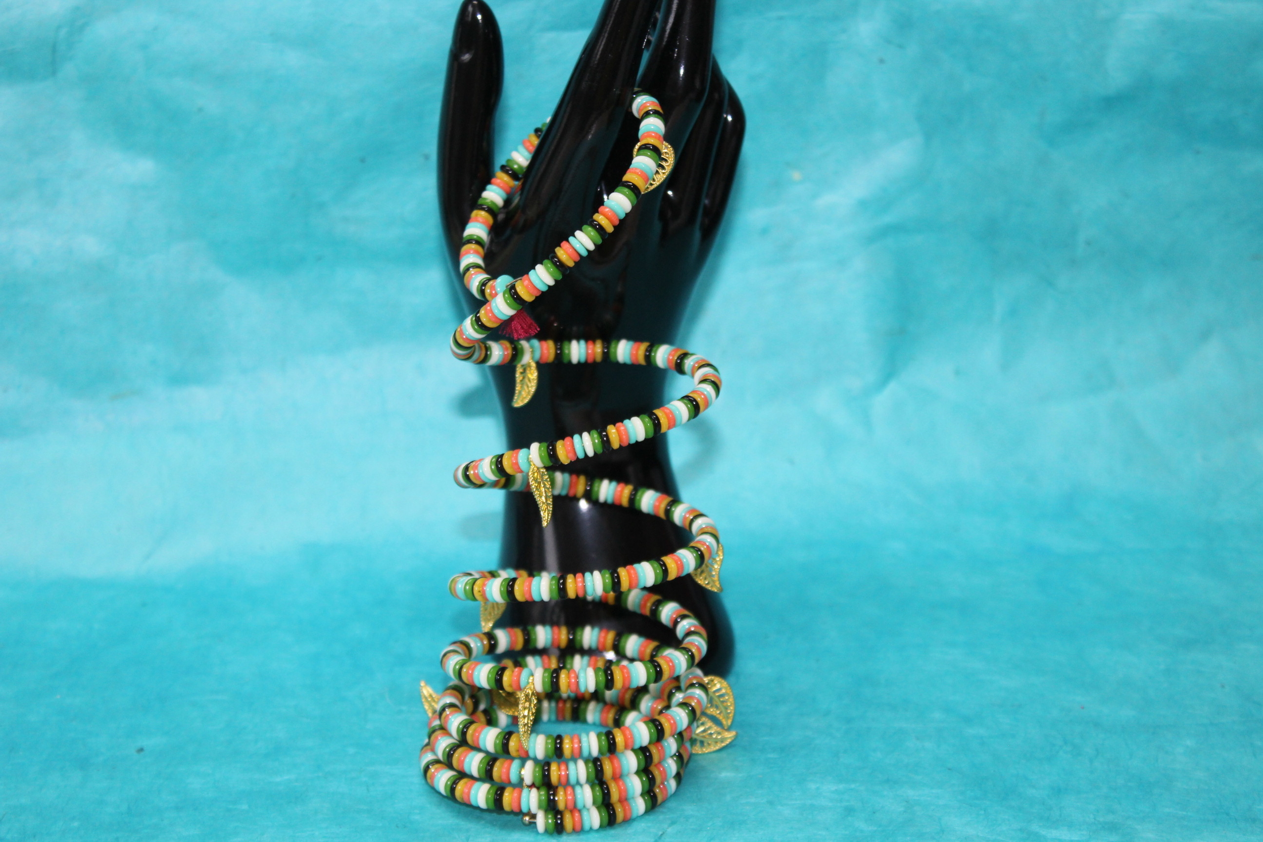 Bracelet-Mumlti-Rangs-Perles-Resine-Multicolores-Breloques-Feuilles-Dore (6)