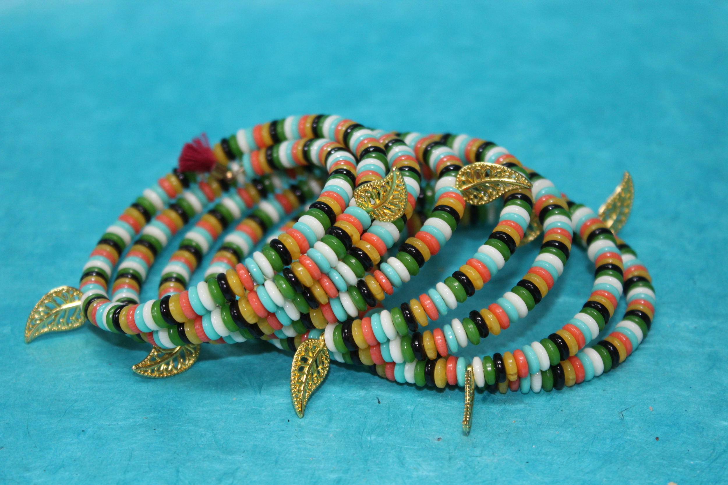 Bracelet-Mumlti-Rangs-Perles-Resine-Multicolores-Breloques-Feuilles-Dore (8)