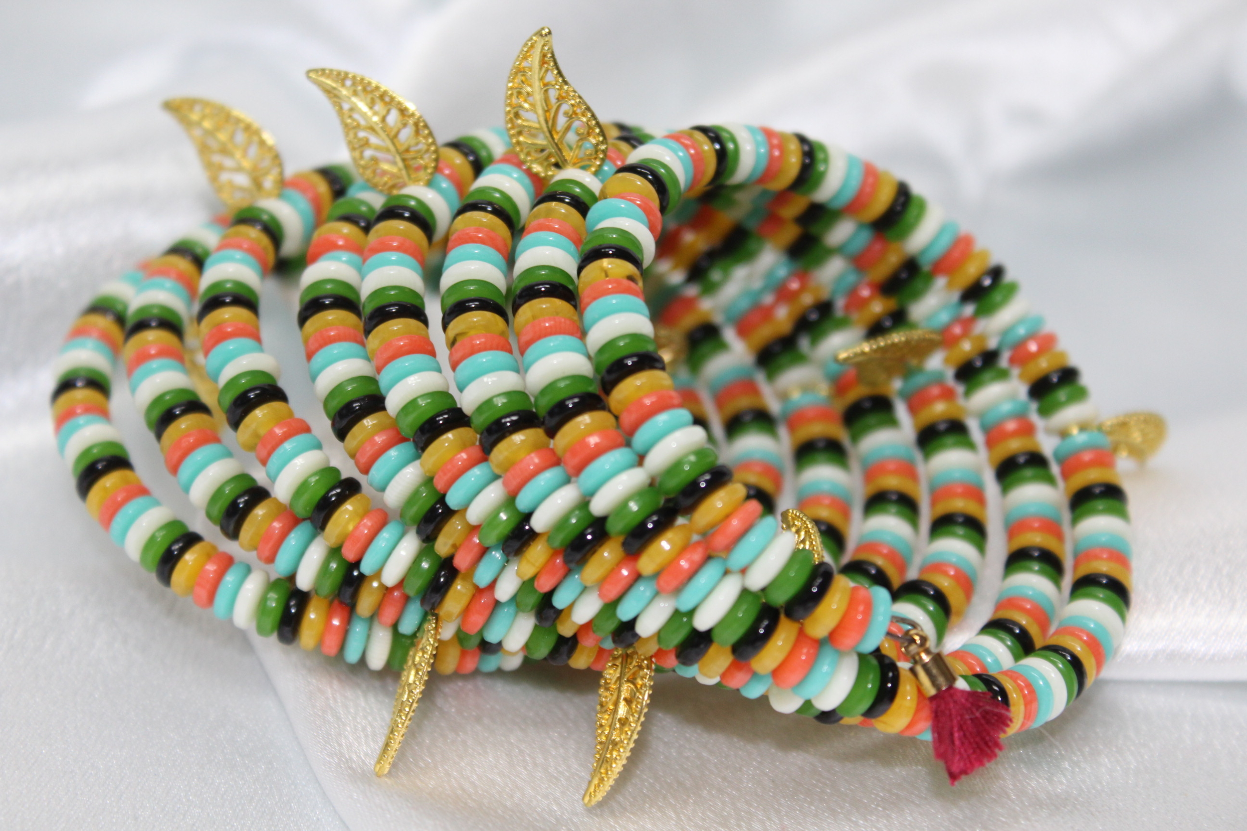 Bracelet-Mumlti-Rangs-Perles-Resine-Multicolores-Breloques-Feuilles-Dore (5)