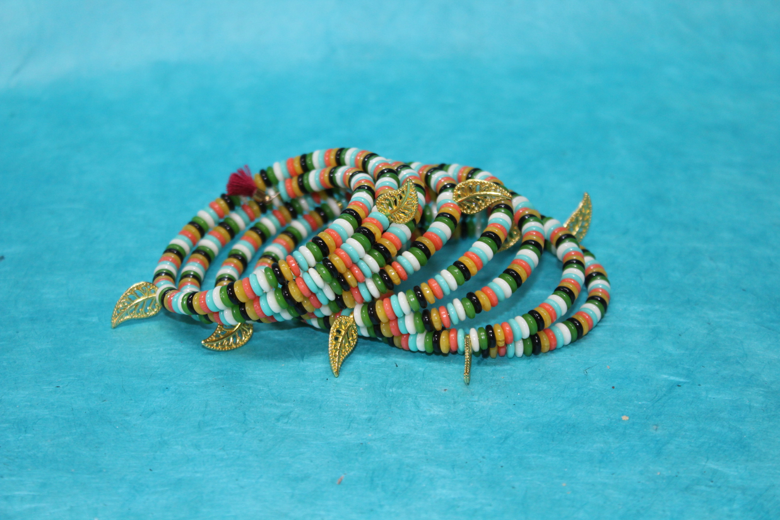 Bracelet-Mumlti-Rangs-Perles-Resine-Multicolores-Breloques-Feuilles-Dore (7)