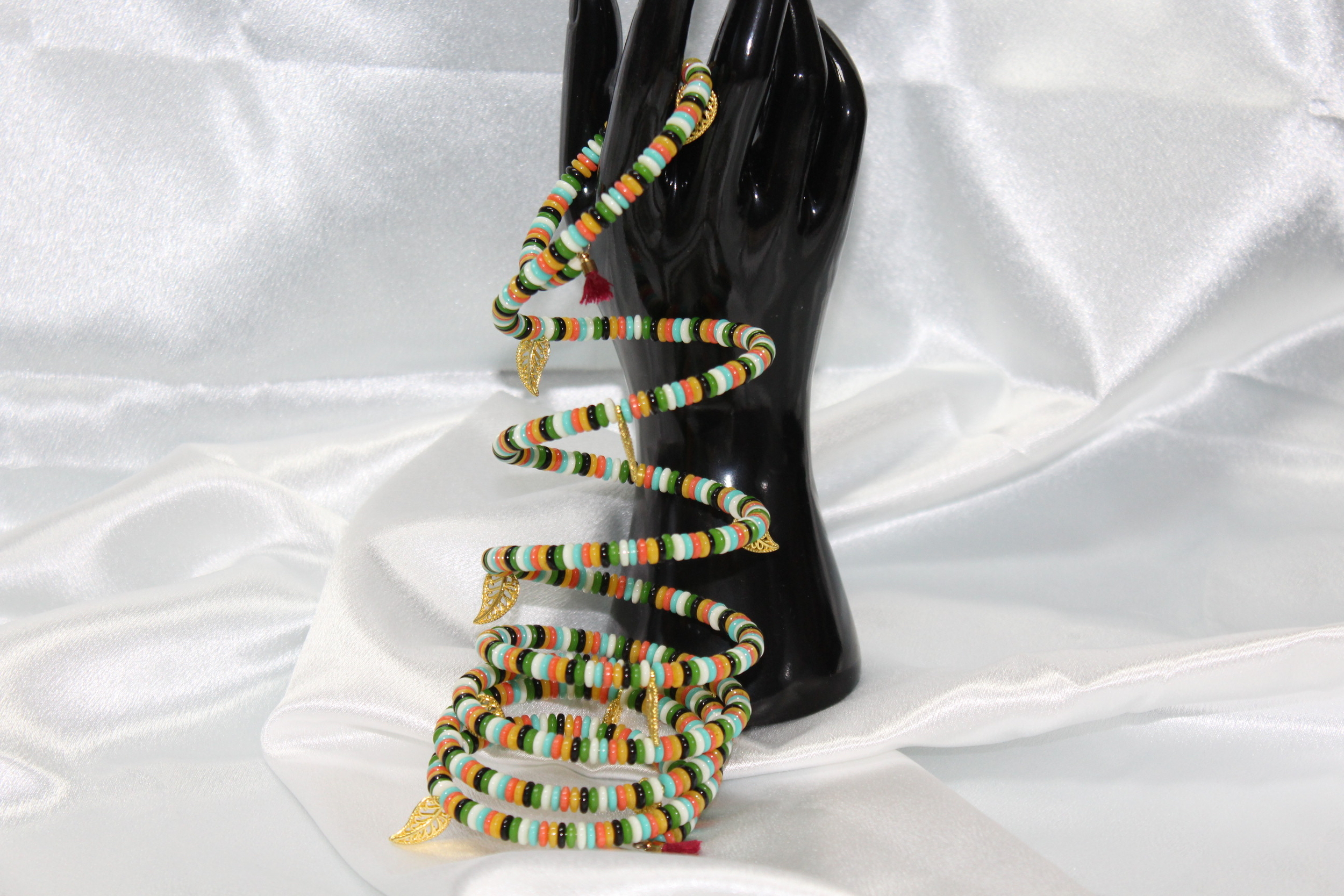 Bracelet-Mumlti-Rangs-Perles-Resine-Multicolores-Breloques-Feuilles-Dore