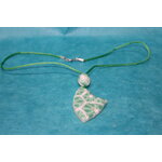 Collier-Cordon-Satin-Verty-Polymere-Blason-Vert-Blanc (3)