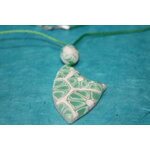 Collier-Cordon-Satin-Verty-Polymere-Blason-Vert-Blanc (4)