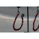 Boucle dOreille Fil Aluminium Noir et Perles de Corail Rouge (3)