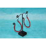 Boucle d'Oreille Fil Aluminium Noir et Perles de Corail Rouge (5)