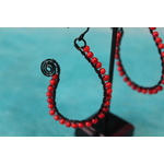Boucle dOreille Fil Aluminium Noir et Perles de Corail Rouge (6)