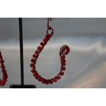 Boucle dOreille Fil Aluminium Rouge et Perles de Corail Rouge (2)