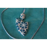 Collier Satin Bleu et Pendentif Forme Blason et Perles en Pâte Polymère (2)