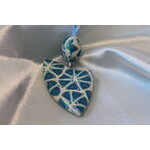 Collier Satin Bleu et Pendentif Forme Blason et Perles en Pâte Polymère (4)