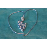 Collier Satin Bleu et Pendentif Forme Blason et Perles en Pâte Polymère