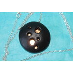 Collier Chaine Argenté, Pendentif Dôme Noir Ajouré et Fond Doré (2)