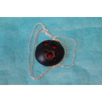 Collier Chaine Argenté, Pendentif Dôme Noir Ajouré et Fond Rouge (4)