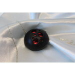 Collier Chaine Argenté, Pendentif Dôme Noir Ajouré et Fond Rouge