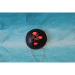Collier Chaine Argenté, Pendentif Dôme Noir Ajouré et Fond Rouge (6)