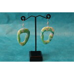 Boucle d'Oreille Triangle Arrondi-Pâte Polymère Marbré de Verts, Blanc et Argent (4)