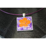 Collier-Acier-Argente-Cabochon-Carre-Polymere-Marbre-Violet-Fleur-Orange