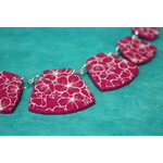 Collier-Chaine-Argente-Polymere-Magenta-Fleurs-blanche-1