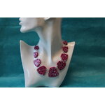 Collier-Chaine-Argente-Polymere-Magenta-Fleurs-blanche-2