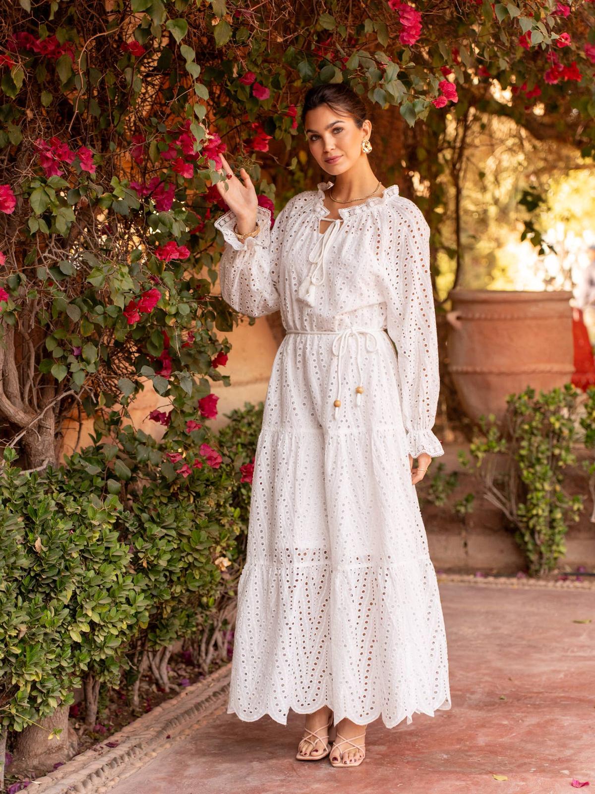 Robe coton longue en broderie anglaise avec col à nouer