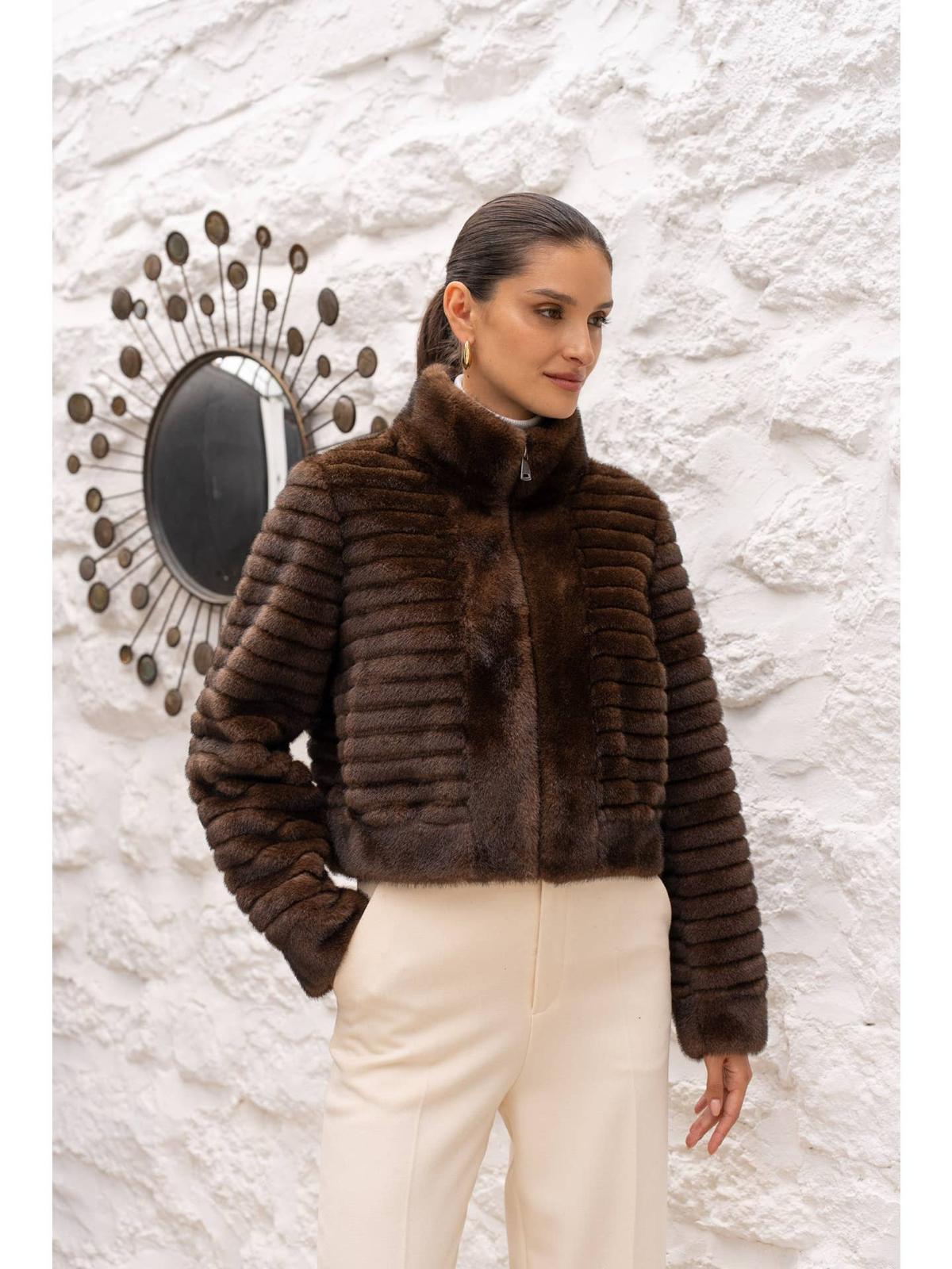 Manteau court en fausse fourrure à bandes horizontales