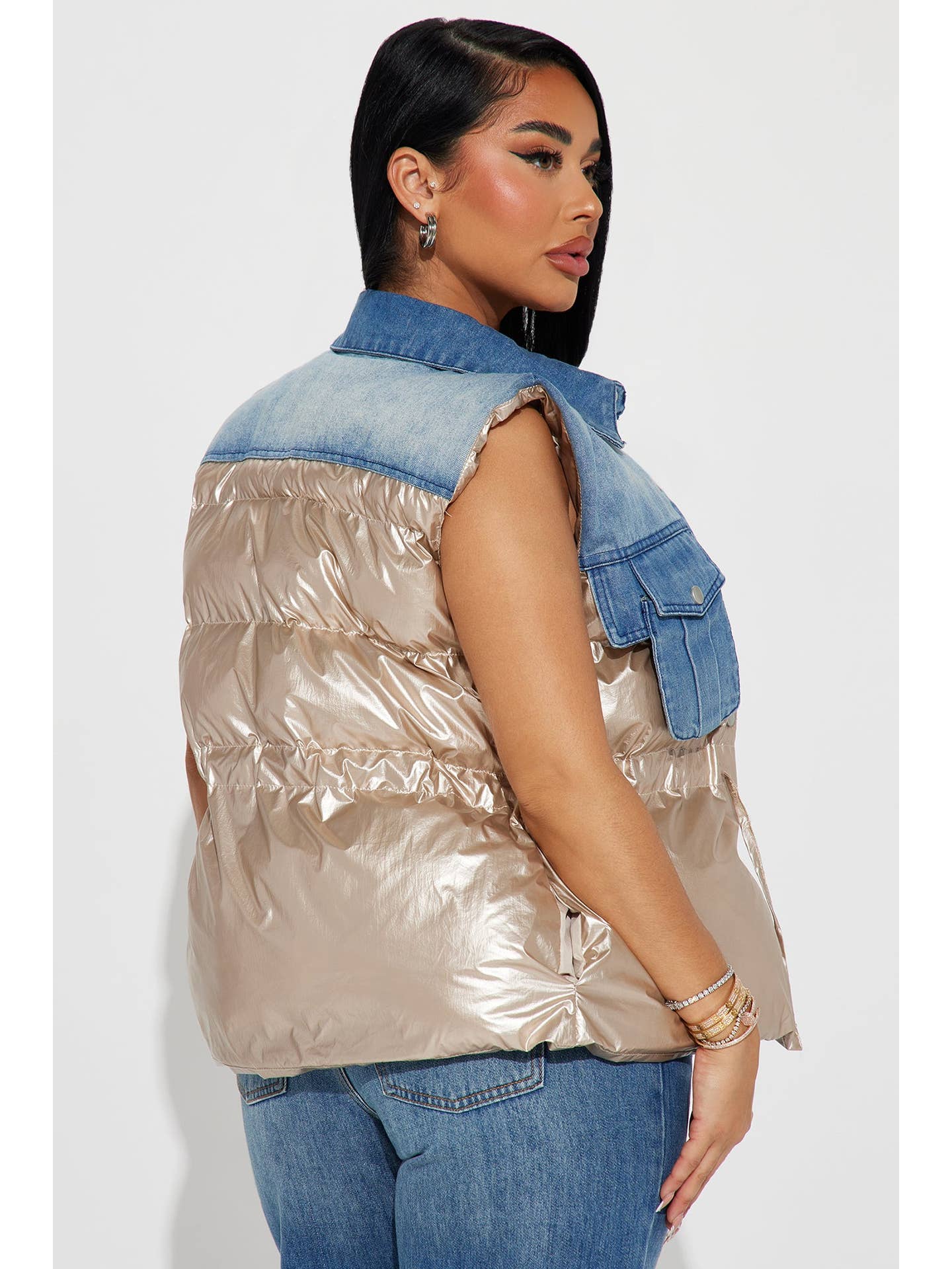 DOUDOUNE EN JEAN À BLOCS DE COULEURS CONTRASTANTES