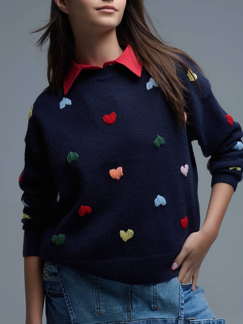 Pull col rond bleu marine avec cœurs brodés multicolores