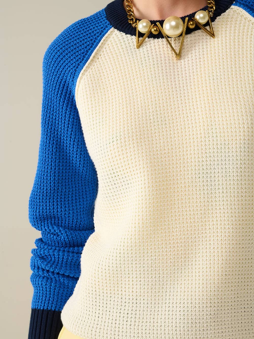 pull en point mousse avec manches contrastantes en bleu