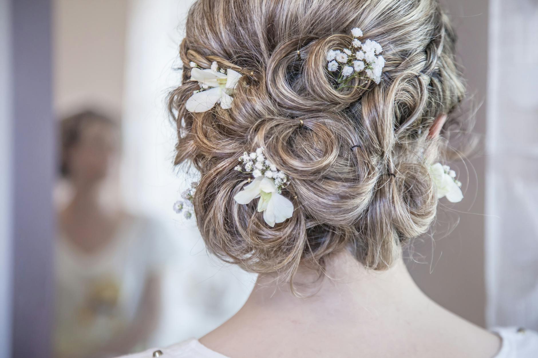 femme portant des cheveux de vigne a fleurs blanches