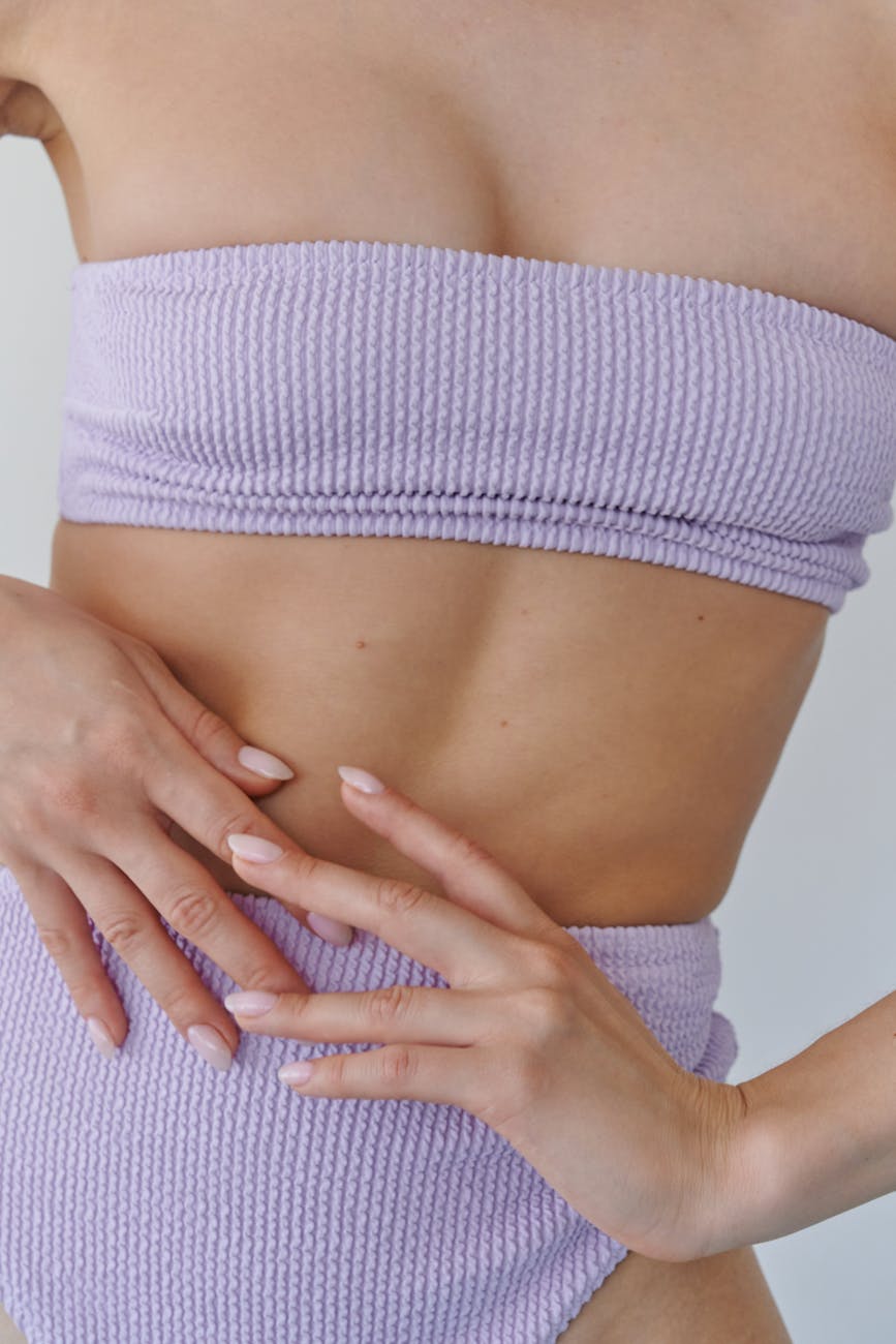 corps de femme en sous vetements lilas