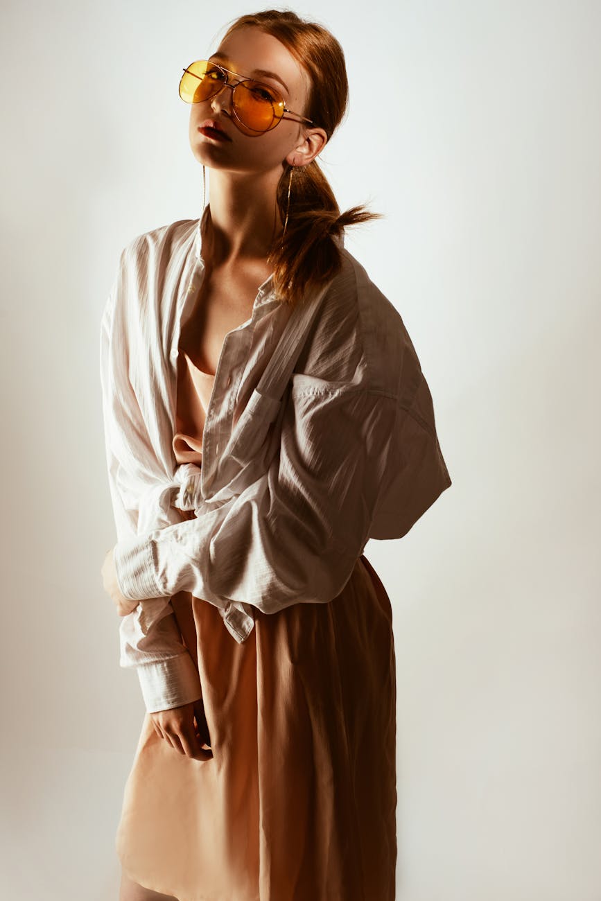femme debout a l interieur