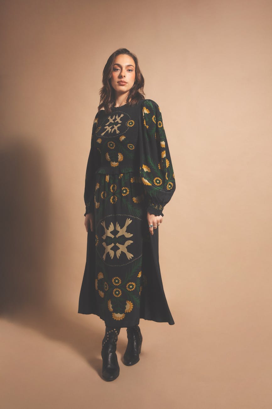 femme debout en noir robe traditionnelle