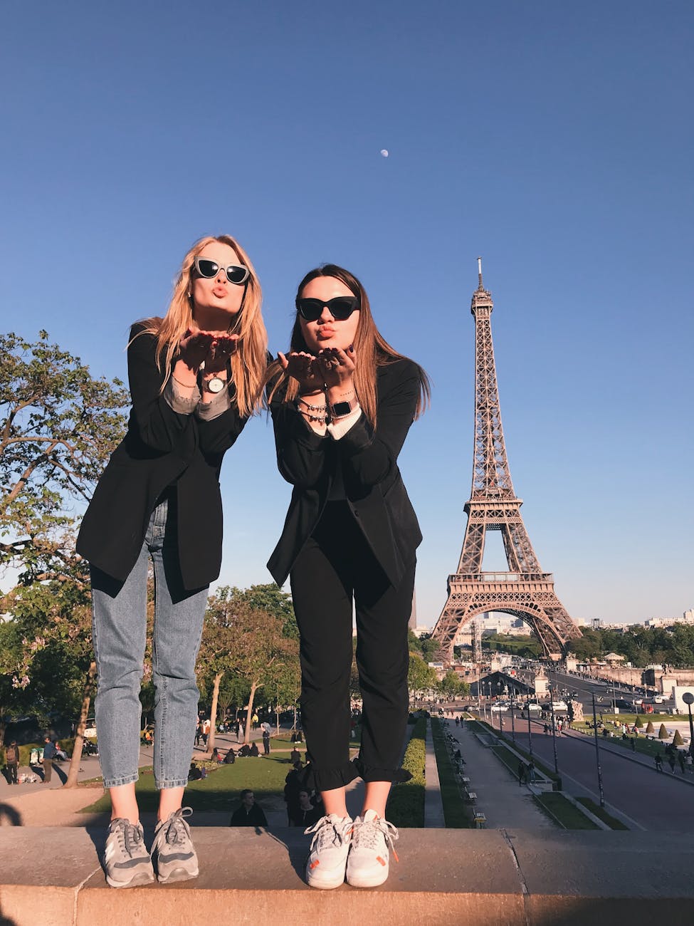 photo de femmes portant un manteau noir