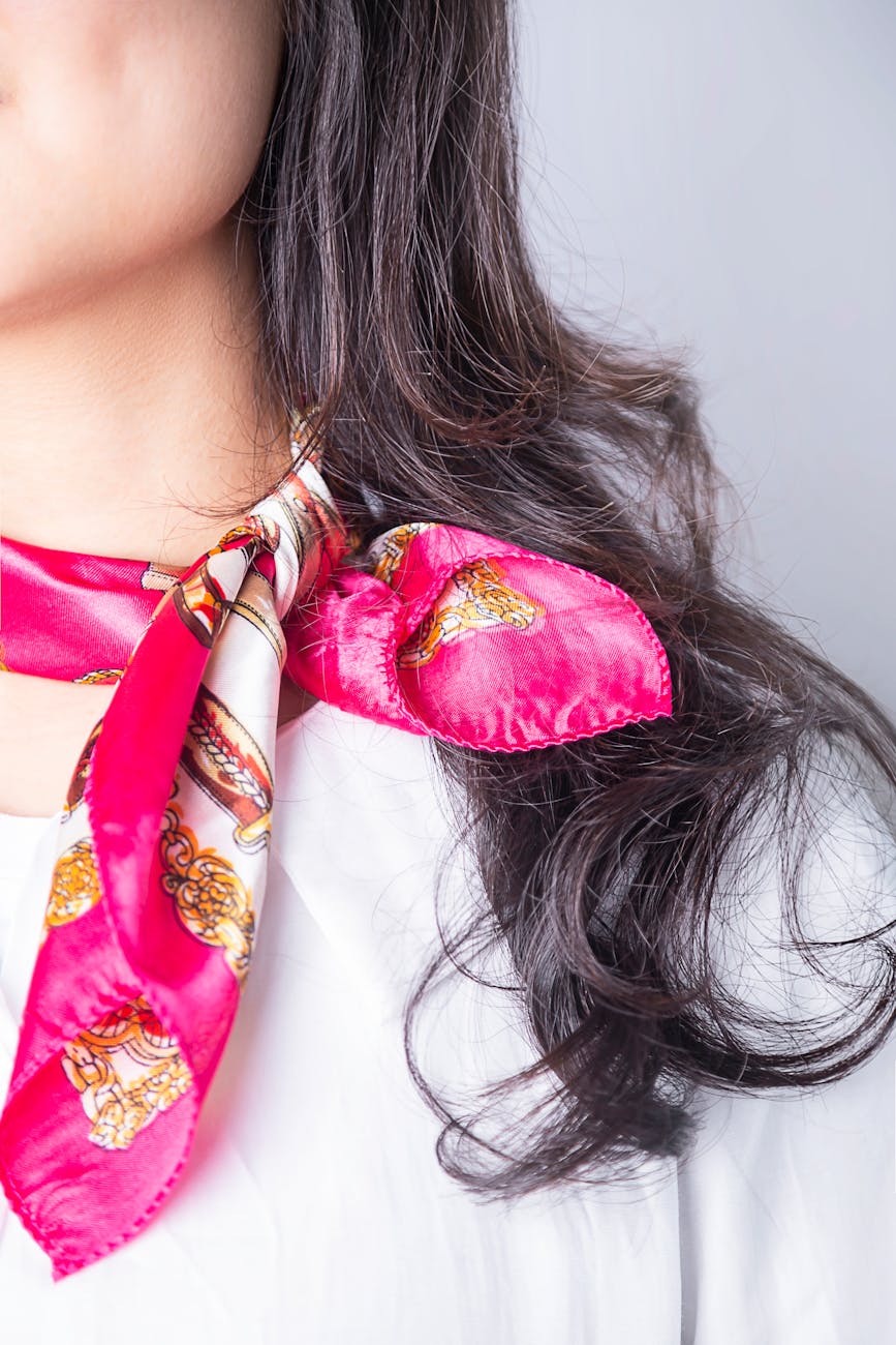 photo d une femme portant un bandana en soie rose