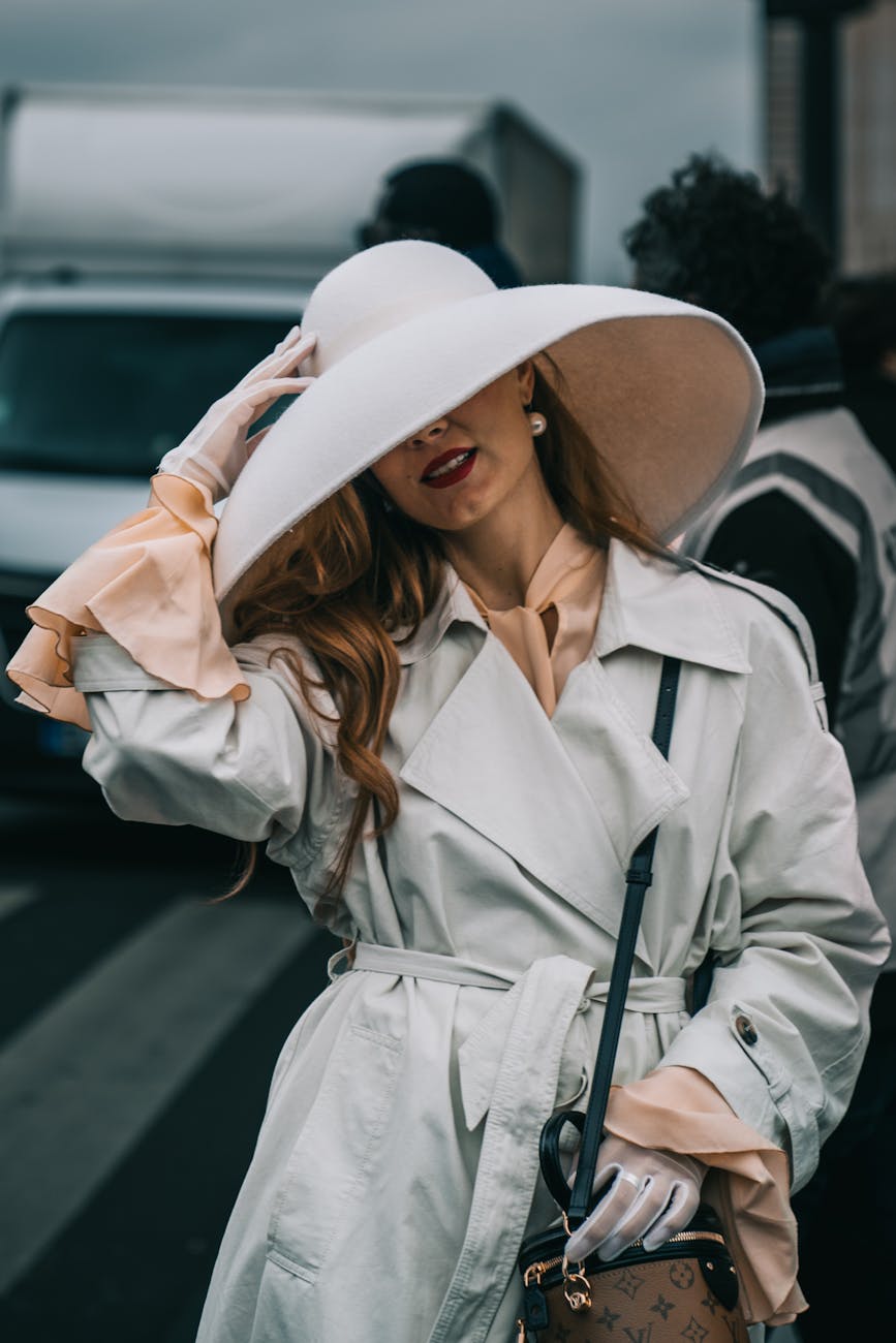 femme elegante au chapeau blanc a la fashion week de paris