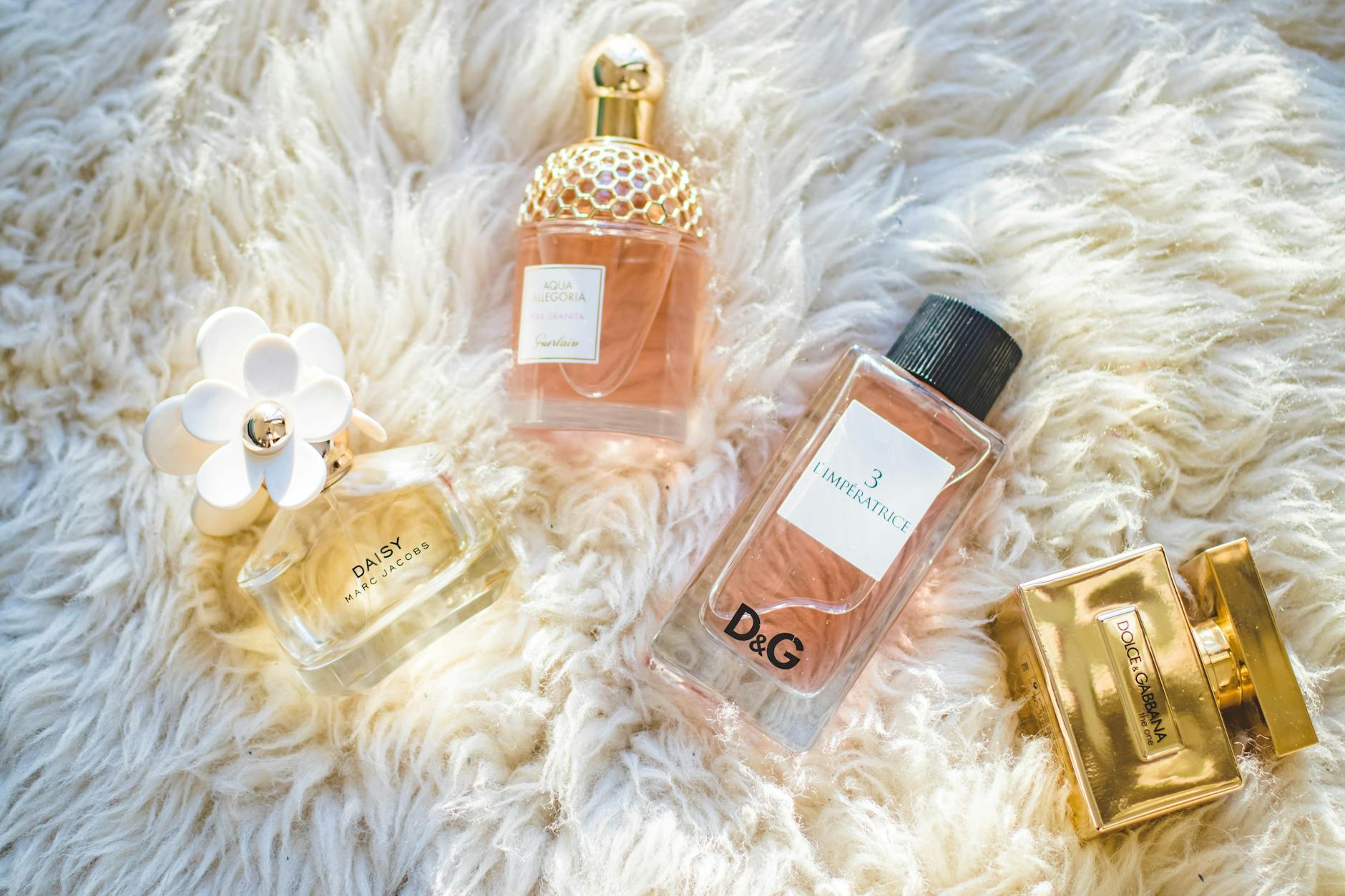 quatre bouteilles en verre de parfum assorties