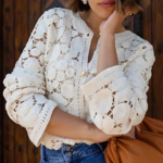 Cardigan blanc brodé à boutons dorés