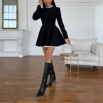 robe courte noire et blanche à manches longues