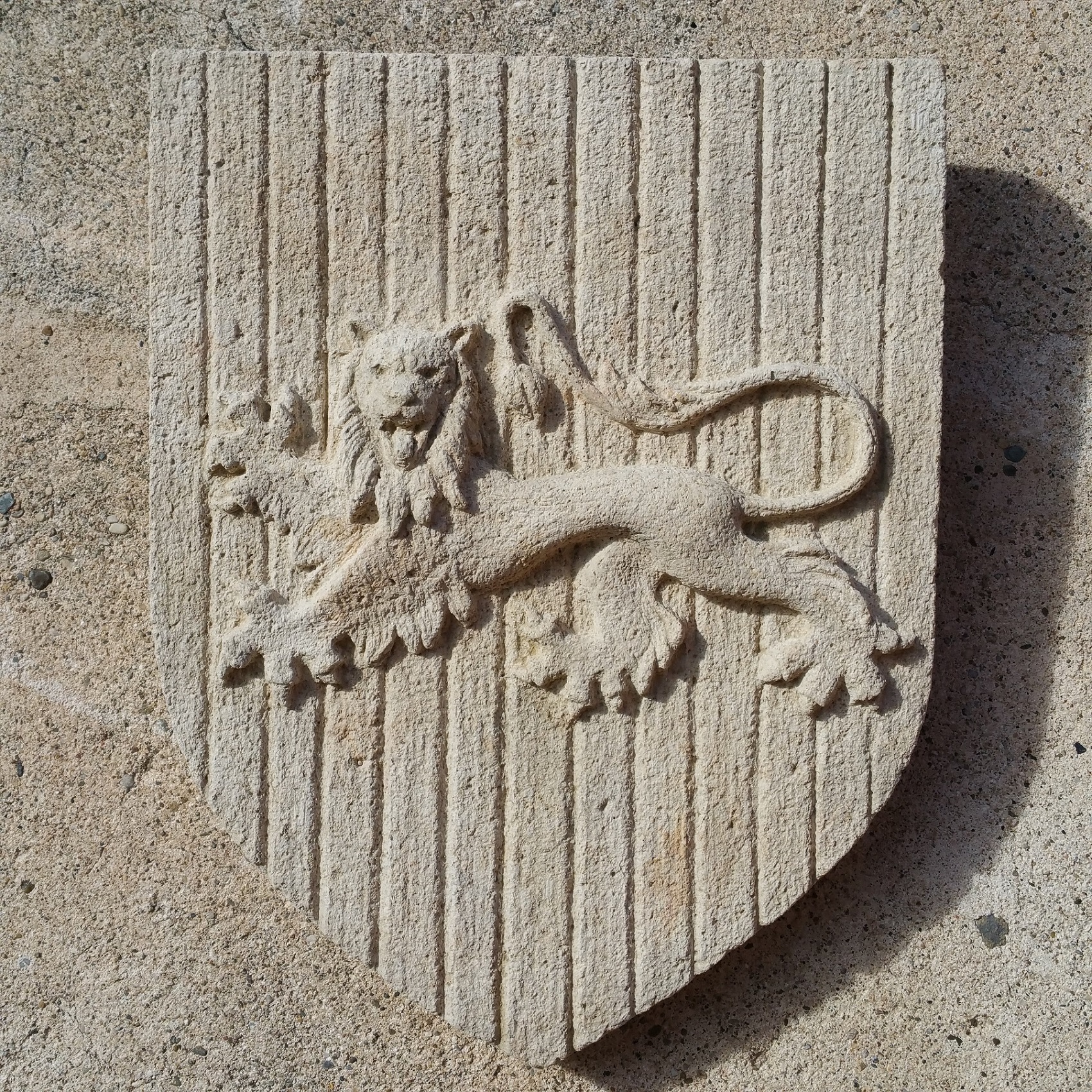 Blason Aquitaine en pierre dehors(3)
