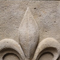 Blason fleur de lys en pierre (2)