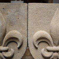 Blason fleur de lys en pierre (1)